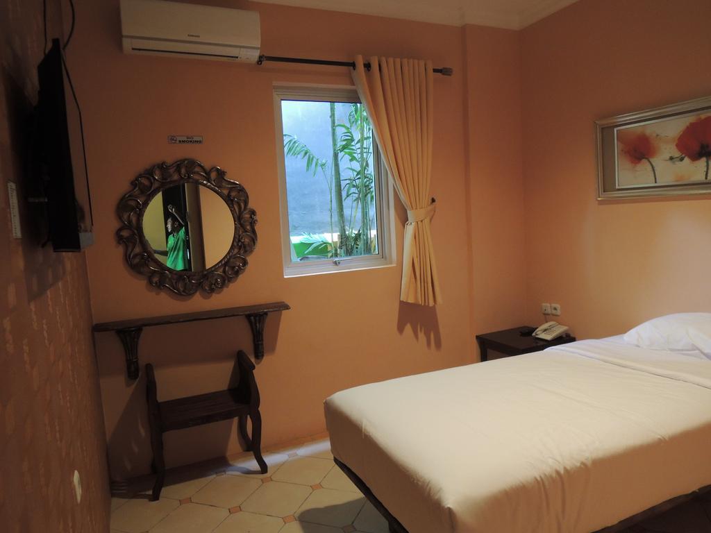 Twins Hotel Jakarta Room photo