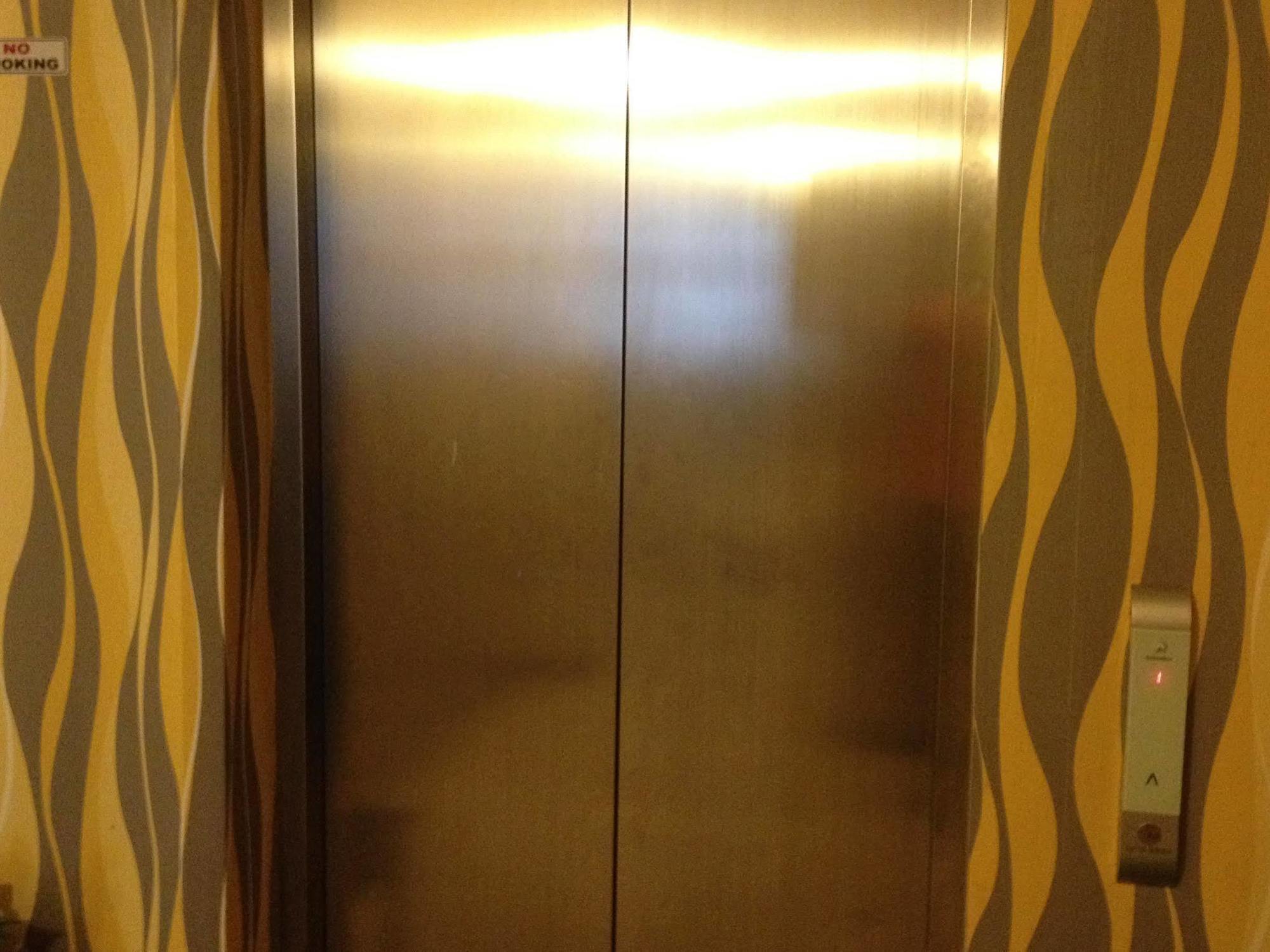 Twins Hotel Jakarta Exterior photo