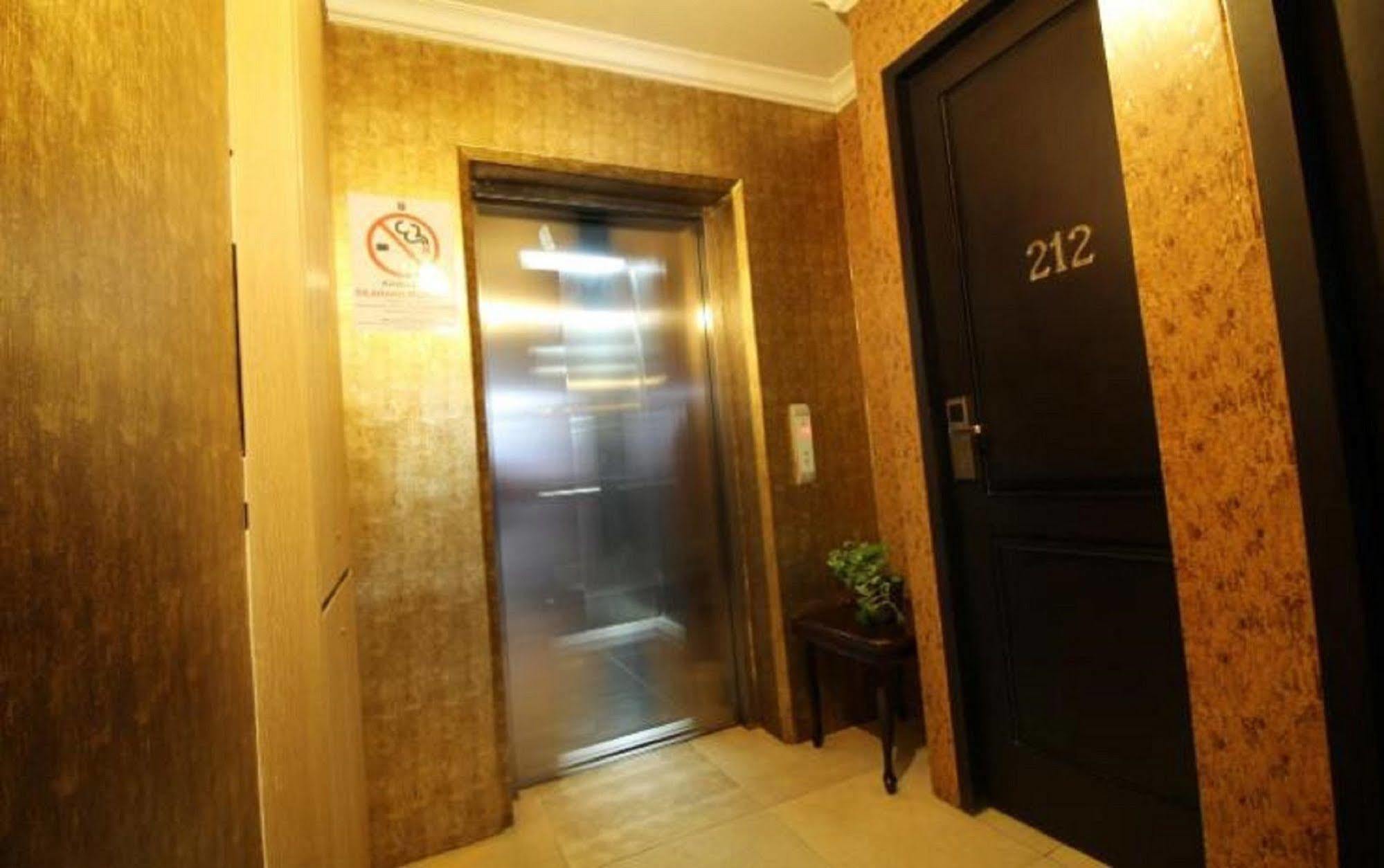 Twins Hotel Jakarta Exterior photo